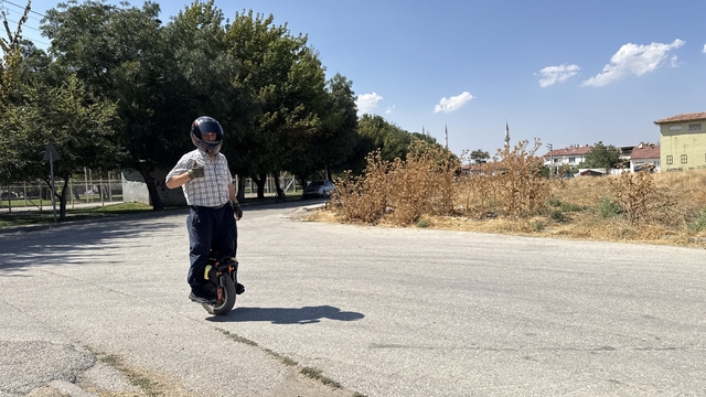 'Tek teker' üzerinde 4 bin kilometre gezen 60'lık delikanlıyı görenler şaşırıyor
Mahallesindeki günlük işlerinden kent merkezine kadar olan tüm ulaşımını bu araçla sağlıyor
Çevredekilerin hayret dolu bakışları arasında seyahat eden Muhammet Çetin:
"Motosikletten bile daha emniyetli olduğunu düşünüyorum"
"Öğrenene kadar pişman oldum ama pes etmedim"
"60 yaşında beni bu aracın üzerinde görenlerin aklı gidiyor"
"Eşim 'En sonunda tuvalete girecek arabayı da bulmuşsun' diyor"
