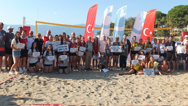 Burhaniye' de plaj voleybolu heyecanı yaşandı