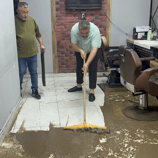 Fatsa'da sağanak yağış hayatı felç etti: Ev ve iş yerlerini su bastı