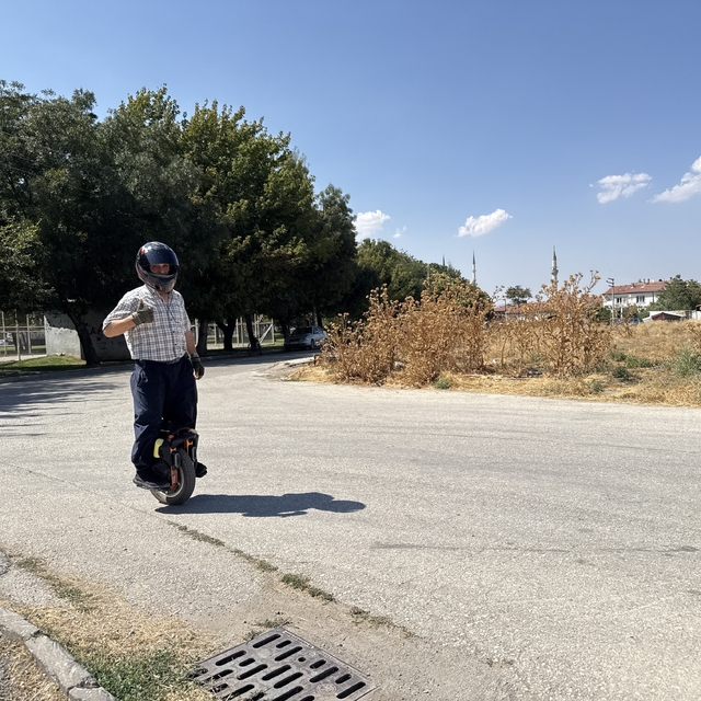 'Tek teker' üzerinde 4 bin kilometre gezen 60'lık delikanlıyı görenler şaşı...