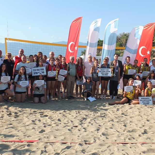 Burhaniye' de plaj voleybolu heyecanı yaşandı