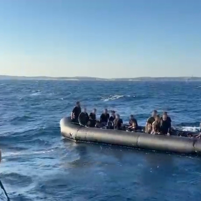 İzmir açıklarında 37 düzensiz göçmen yakalandı, 30 göçmen kurtarıldı