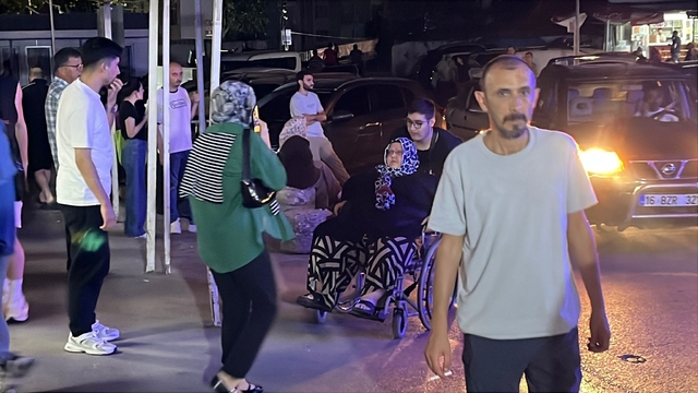 Bursa'daki düğün yemeğinde 367 kişi hastanelere başvurdu
74 hasta ambulanslarla Bursa'ya taşındı, çoğu taburcu oldu tedavisi devam eden 23 hastanın durumları iyi