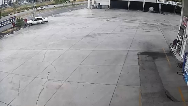 Aday sürücü otomobiliyle aydınlatma direğine çarptı; o anlar kamerada