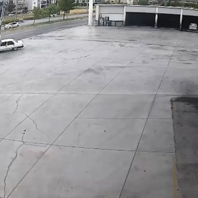 Aday sürücü otomobiliyle aydınlatma direğine çarptı; o anlar kamerada