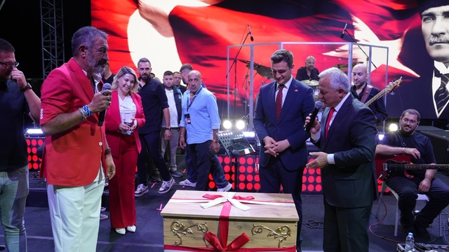 Şarkıcı Hakan Altun'a sahnede 'çeyiz sandığı' hediye edildi