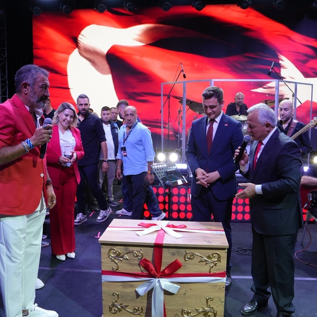 Şarkıcı Hakan Altun'a sahnede 'çeyiz sandığı' hediye edildi