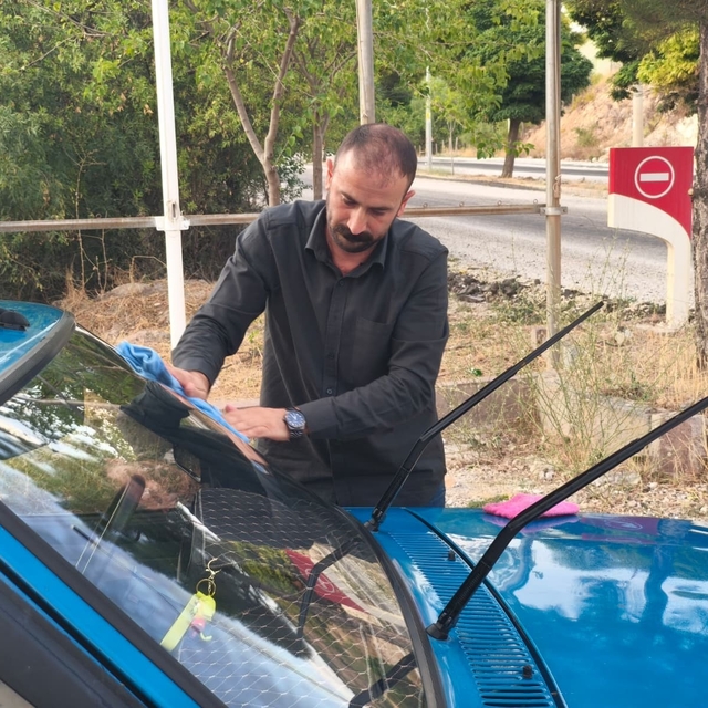 Çocukluk hayali gerçeğe dönüştü: 32 yıllık aracına gözü gibi bakıyor