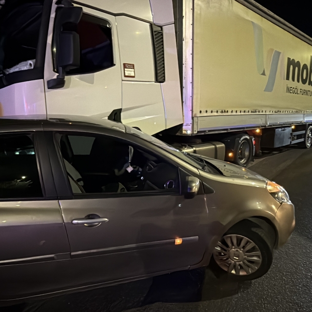 Tır otomobile çarpmasıyla maddi hasarlı kaza meydana geldi