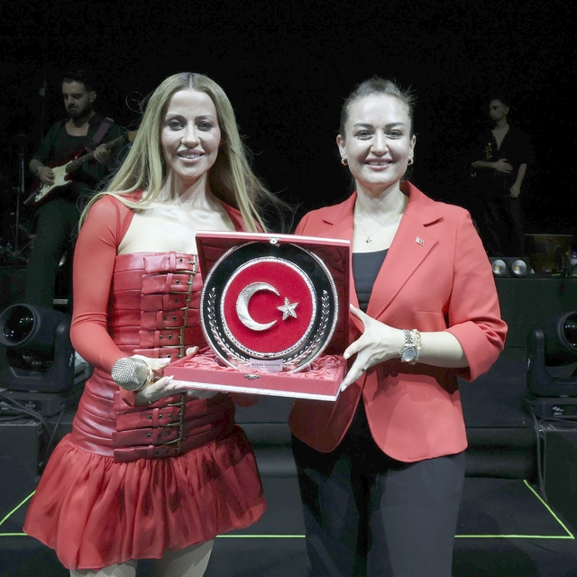 Antalyalılar 30 Ağustos'ta Derya Uluğ ile coştu
Başkan Vekili Özdemir: "Cum...