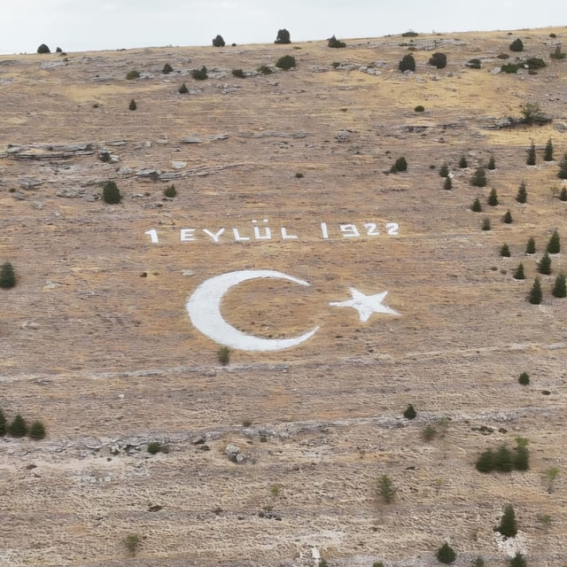 Seyitgazi Avdar bayırındaki dev ay yıldız için bakım ve boyama çalışması