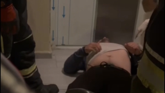 Asansör bir kat aşağı düştü, korkudan bayılan kişi kurtarıldı