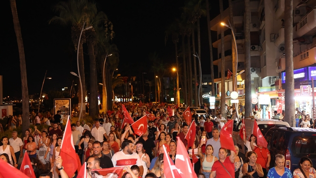 Marmaris'te sessiz fener alayı