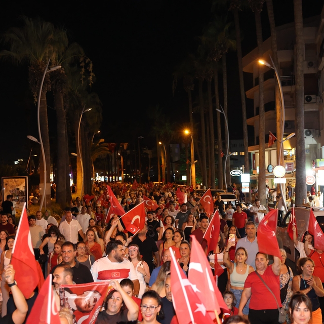 Marmaris'te sessiz fener alayı