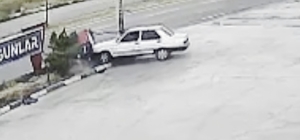 Otomobilin refüje çıkıp direği devirdiği kaza kamerada