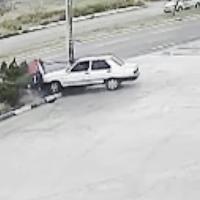 Otomobilin refüje çıkıp direği devirdiği kaza kamerada