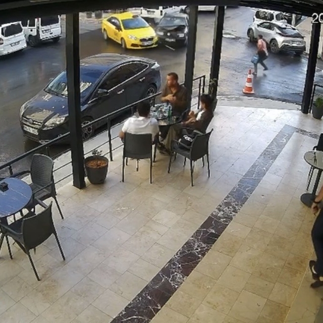 Mardin'de otomobilin kafenin girişine çarptığı anlar kamerada
