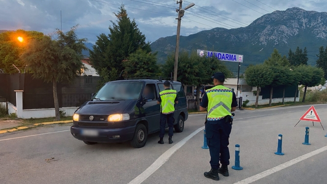 Muğla'da Jandarma trafik denetimlerinde 155 araç trafikten men edildi