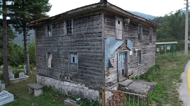 Saman ve toprak sıvalı, el boyaması 78 yıllık ahşap cami zamana yenik düşüyor
2 kilometre mesafeden öküzlerle taşınan ahşaplarla yapılan cami yardım bekliyor
Atalarının 78 yıllık hatırası için seferber oldular: "Yıkılıp gitmesini istemiyoruz"