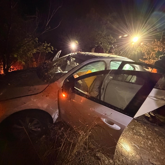 Refüje uçan otomobildeki 3 kişi yaralandı