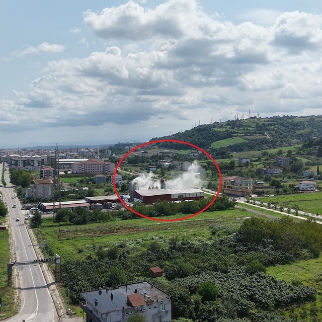 Fabrika bacasından çıkan duman korkuttu