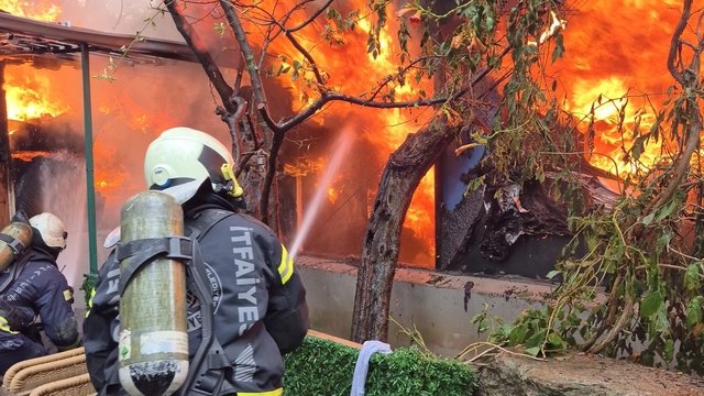 Ev alevlere teslim oldu, mahsur kalan engelli kadını itfaiye kurtardı