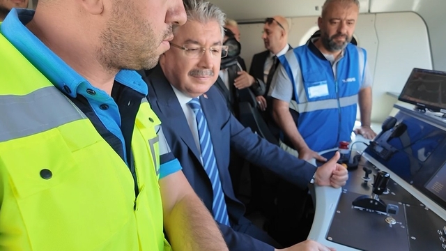 Vali Yılmaz, yerli ve milli elektrikli lokomotif E5000'i sürdü
Eskişehir Valisi Dr. Erdinç Yılmaz:
"E5000 neslinin en iyisi durumunda"
"Arkadaşlarımızı tebrik ediyoruz, daha iyisini üretmek için var güçleriyle çalışıyorlar"
