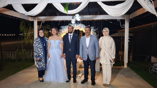 Burhaniyeli gençlerin nişan yüzüklerini kaymakam taktı