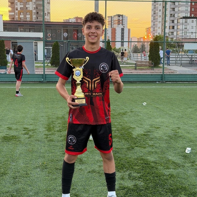 Kayseri'den Galatasaray U14'e transfer
Fatih Yurt Futbol Akademisi'nin stop...