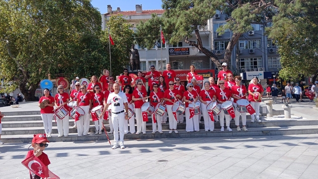 Burhaniye' de Özgür Kanatlar Halk Bandosu törenlere renk kattı