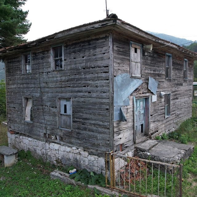 Saman ve toprak sıvalı, el boyaması 78 yıllık ahşap cami zamana yenik düşüy...