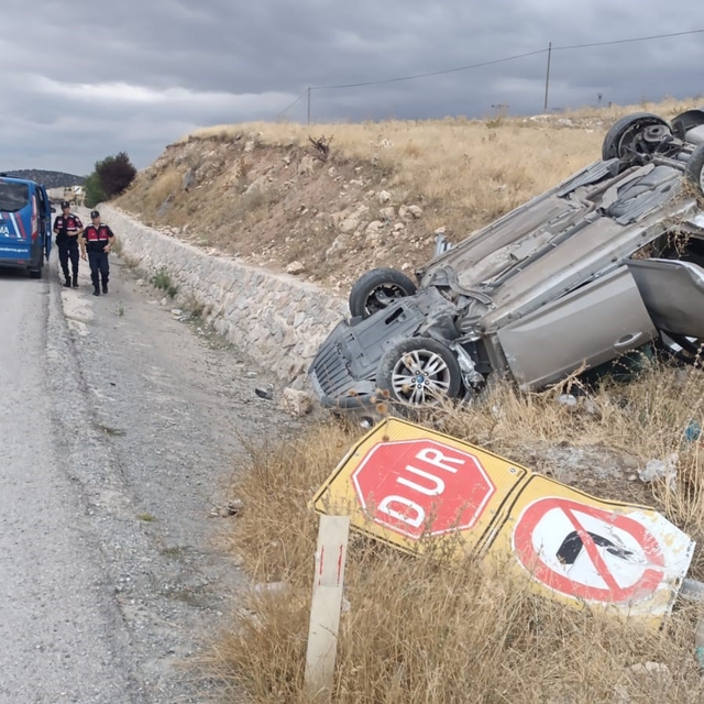 Refüje devrilen otomobilde 2 kişi yaralandı