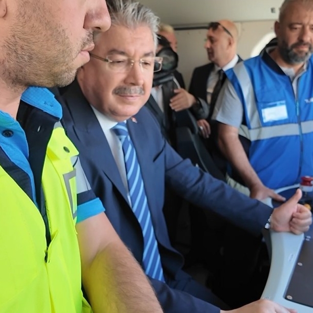 Vali Yılmaz, yerli ve milli elektrikli lokomotif E5000'i sürdü
Eskişehir Va...