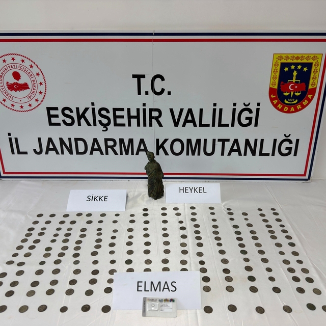 Jandarma tarihi eser değerinde 1 elmas, 1 heykel ve 194 bronz sikke ele geç...