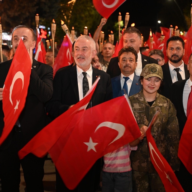 Isparta'da 30 Ağustos coşkusu fener alayı ve Kubat konseriyle yaşandı