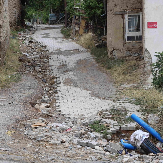 Başkan Öztürk, Derebağ Mahallesi'nde incelemelerde bulundu