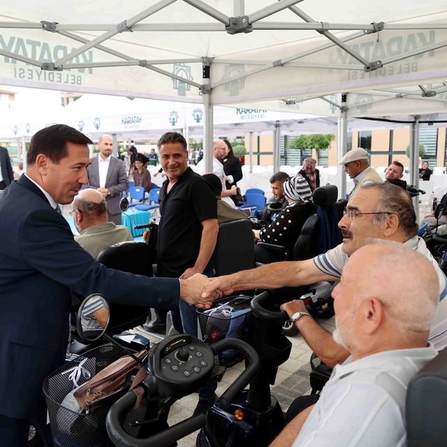 Karatay'da 80 akülü araç ihtiyaç sahiplerine teslim edildi