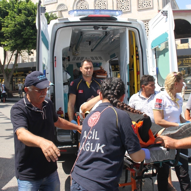 Serik'te hafif ticari araç ile motosiklet çarpıştı: 1 yaralı