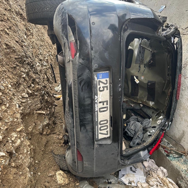 Yol genişletme çalışması yapılan alana uçan otomobildeki 3 kişi öldü