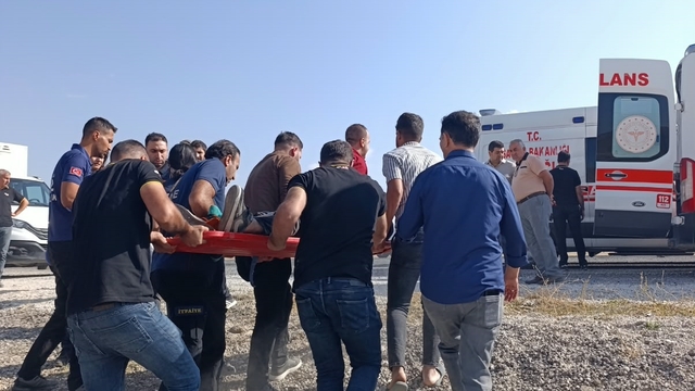 Van'da hafif ticari araç takla attı: 1'i ağır 6 yaralı