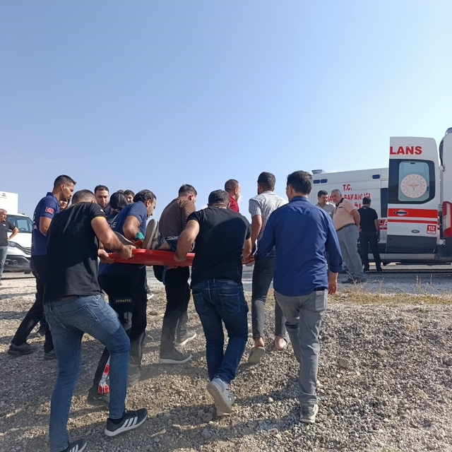 Van'da hafif ticari araç takla attı: 1'i ağır 6 yaralı