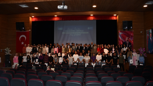 Üniversiteyi kazanan öğrenciler için uğurlama