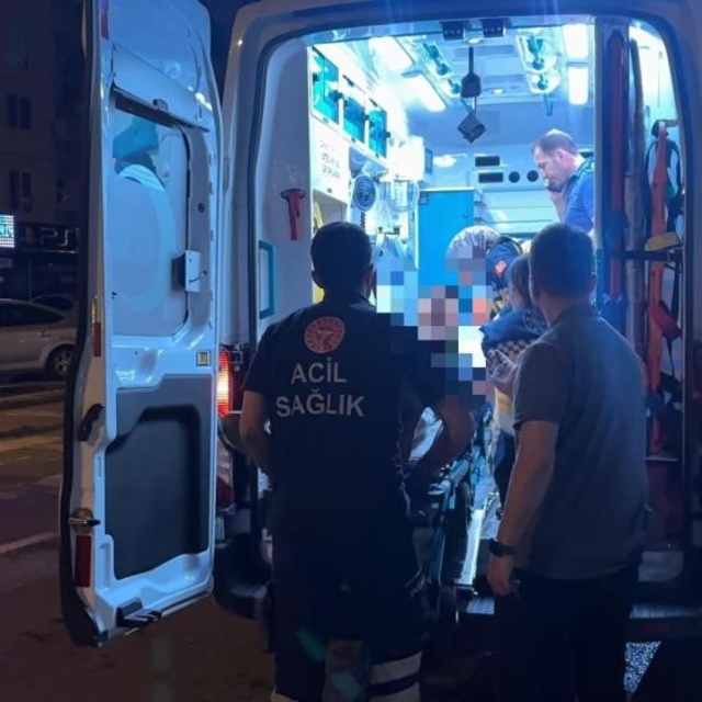 Yaralı halde tramvaya sığınan genç kuru sıkı tabancayla vurulmuş
Gencin tan...