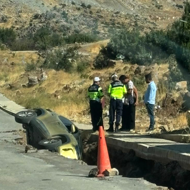 Otomobil, açılan çukura uçtu