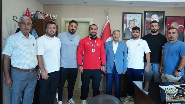 Darende Belediye Başkanı Bozkurt'tan şampiyon Feyzullah Aktürk'e tebrik