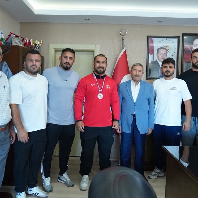 Darende Belediye Başkanı Bozkurt'tan şampiyon Feyzullah Aktürk'e tebrik