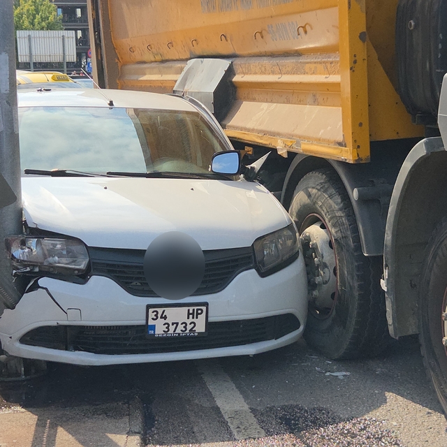 Kamyonun çarptığı otomobil direk ile kamyon arasında sıkıştı: 1 yaralı