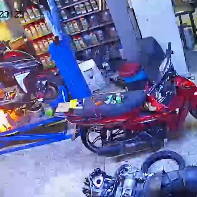 Motosiklet tamirhanesinde ilginç anlar
Alevleri üfleyerek söndürdü