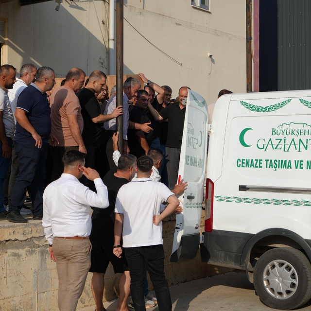 Batan gemide hayatını kaybeden Nihat Balyemez'in cenazesi Gaziantep'e getir...