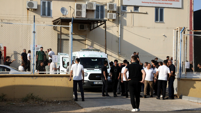 Kıbrıs'ta alabora olan gemide yaşamını yitiren Balyemez'in cenazesi uçakla Gaziantep'e getirildi